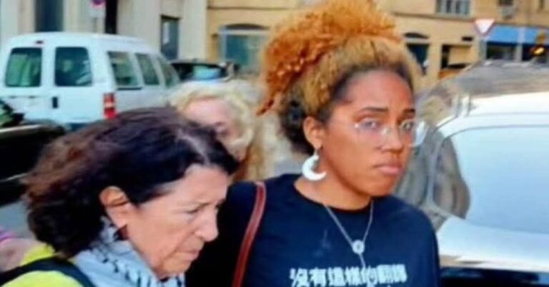 LA PESTE 10 En la foto, Gabriela, la presentadora de Con Filo durante su periplo por España