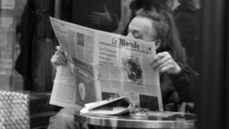 LAVOE, ESAS ERRÁTICAS ASOCIACIONES 9 En la foto, un hombre lee Le Monde en un café de París