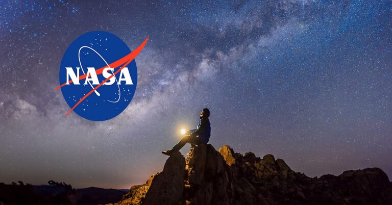 EXJEFE DE LA NASA CRITICA LOS RECORTES DE TRUMP A LA AGENCIA ESPACIAL 8 En la foto, un logo de la NASA en una imagen con fondo de estrellas