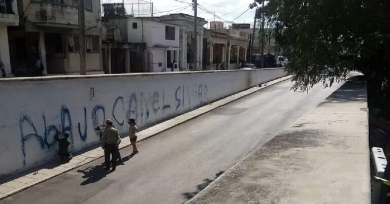 LA DICTADURA LE TIENE PÁNICO A LOS CARTELES 7 En la foto, carteles en La Habana contra la dictadura