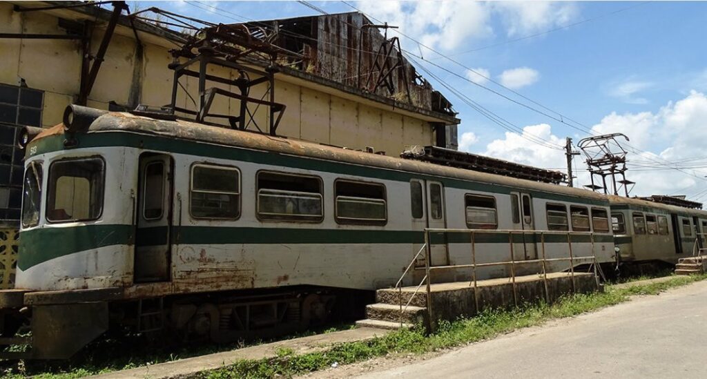 EL TREN CUBANO: HISTORIA DE UN GIGANTE QUE DESCARRILÓ