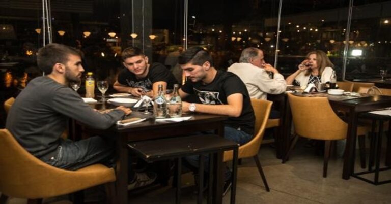 La cena es solo un motivo 12 En la foto, una cena entre amigos