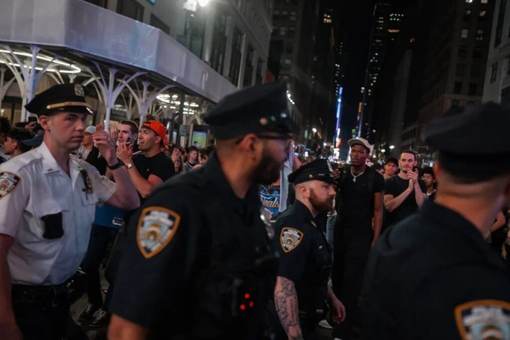 En la foto, Policías vigilan la celebración de fanáticos de los New York Knicks tras la victoria de su equipo en un partido contra los San Antonio Spurs, el 3 de junio de 2026