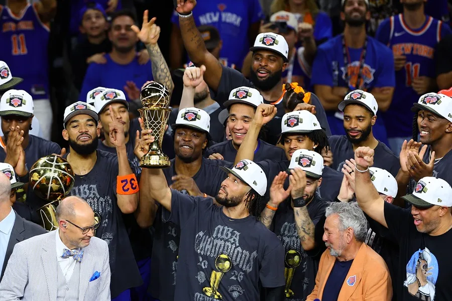 En la foto, Los jugadores de los New York Knicks celebran al quedar campeones de la NBA este sábado, en el Frost Bank Center de San Antonio