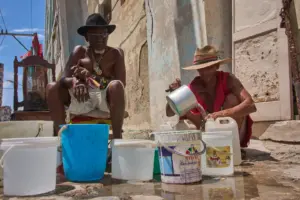 En la foto, Oscar Joaquín López, a la izquierda, y su compañero de piso Wilfredo Cisneros Duarte recogen agua de una tubería pública en La Habana, Cuba, el lunes 7 de septiembre de 2026